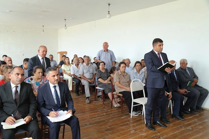 Hacıqabul rayonunun Padar qəsəbəsində növbəti səyyar qəbul-görüş keçirildi — FOTOLAR Hacıqabul rayonunun Padar qəsəbəsində növbəti səyyar qəbul-görüş keçirildi — FOTOLAR