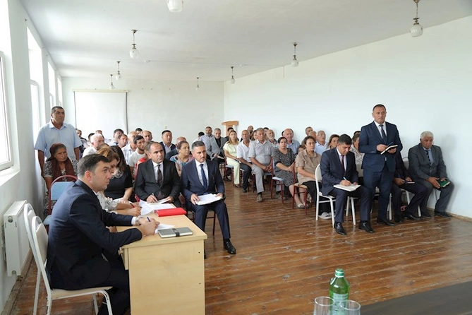 Hacıqabul rayonunun Padar qəsəbəsində növbəti səyyar qəbul-görüş keçirildi — FOTOLAR Hacıqabul rayonunun Padar qəsəbəsində növbəti səyyar qəbul-görüş keçirildi — FOTOLAR