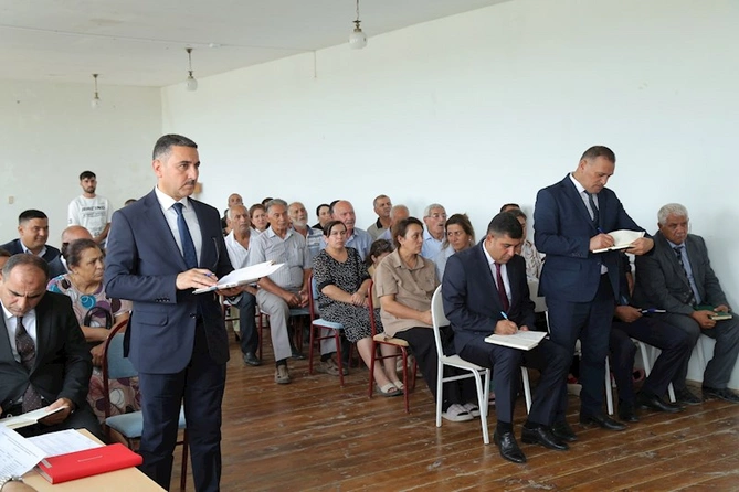 Hacıqabul rayonunun Padar qəsəbəsində növbəti səyyar qəbul-görüş keçirildi — FOTOLAR Hacıqabul rayonunun Padar qəsəbəsində növbəti səyyar qəbul-görüş keçirildi — FOTOLAR