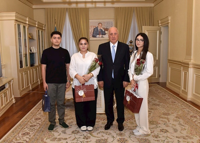 Zakir Fərəcov universitetə qəbul olan şəhid övladları ilə görüşüb — FOTOLAR