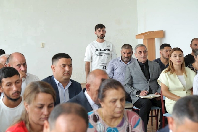 Hacıqabul rayonunun Padar qəsəbəsində növbəti səyyar qəbul-görüş keçirildi — FOTOLAR Hacıqabul rayonunun Padar qəsəbəsində növbəti səyyar qəbul-görüş keçirildi — FOTOLAR