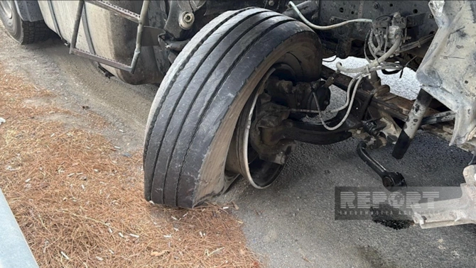 Bakı-Quba yolunda avtobus yük maşını ilə toqquşdu — FOTOLAR Bakı-Quba yolunda avtobus yük maşını ilə toqquşdu — FOTOLAR