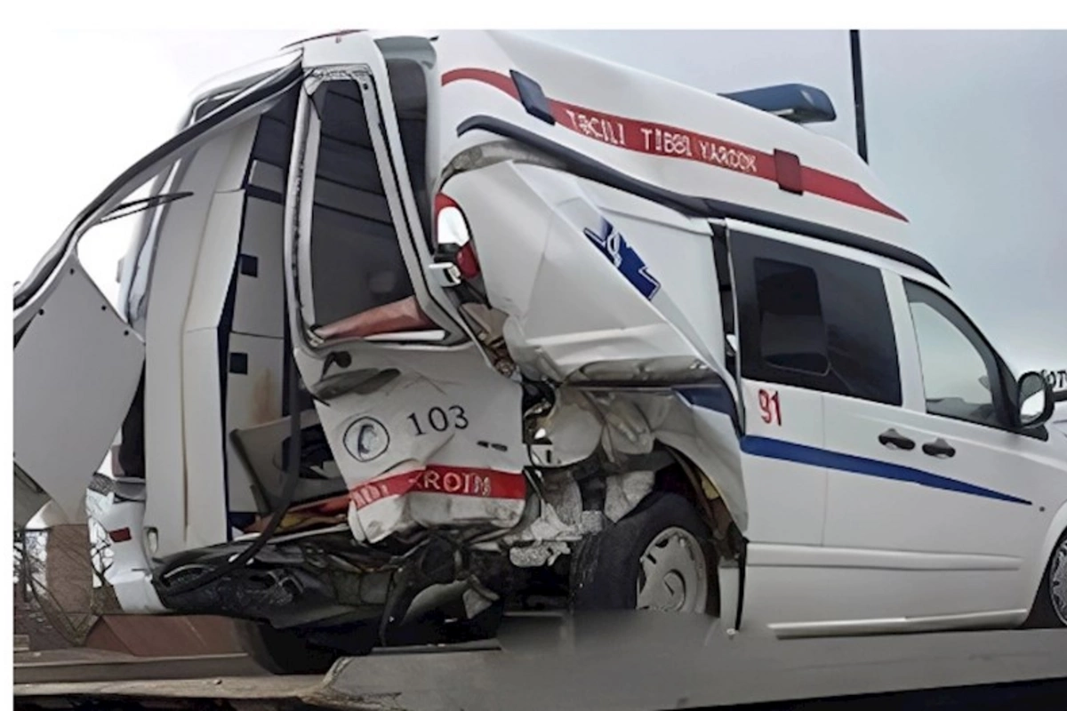 Şəmkirdə təcili yardım maşını körpüdən aşdı: Xəsarət alanlar var