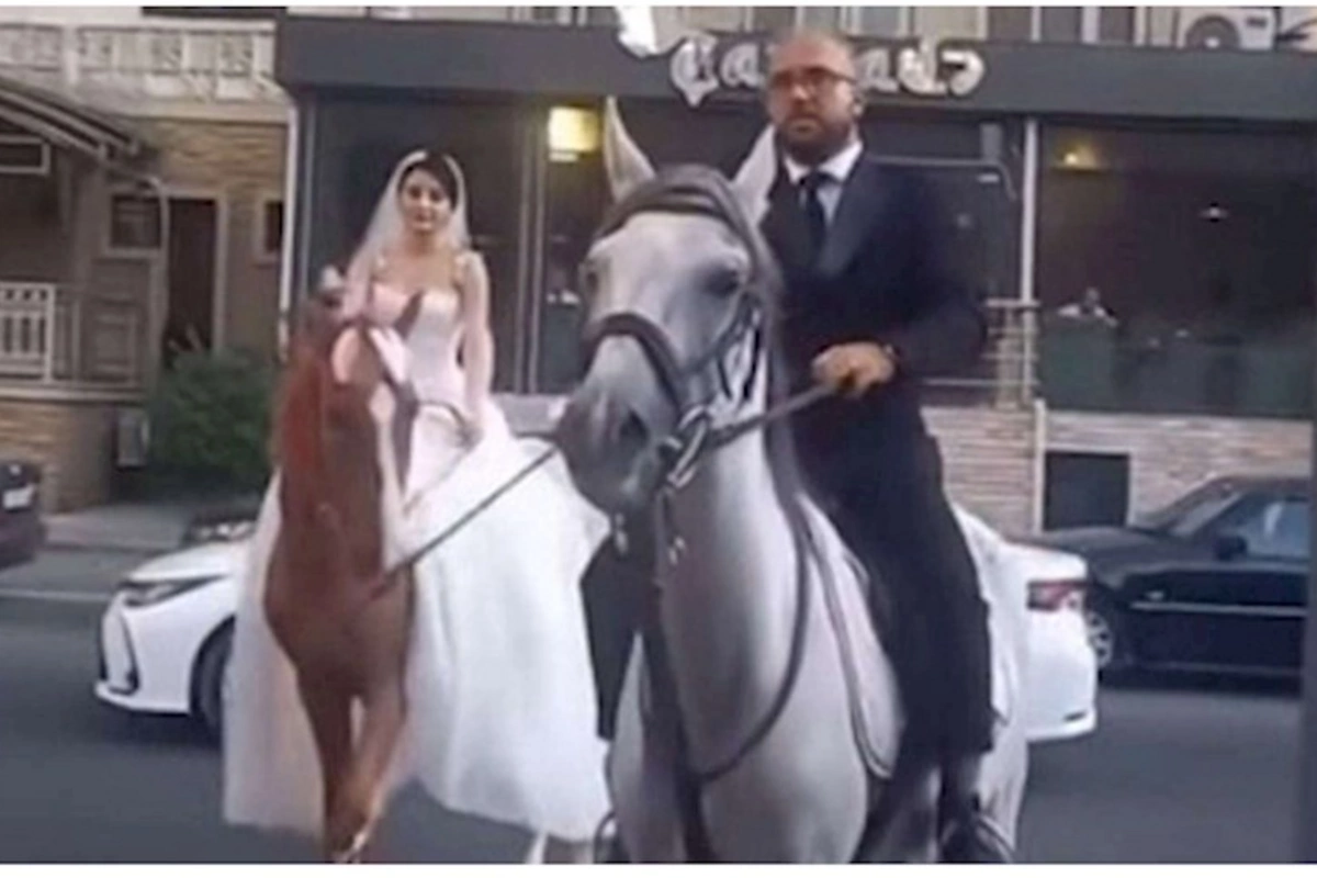 Bakıda bəylə gəlin toya at belində getdi — VİDEO