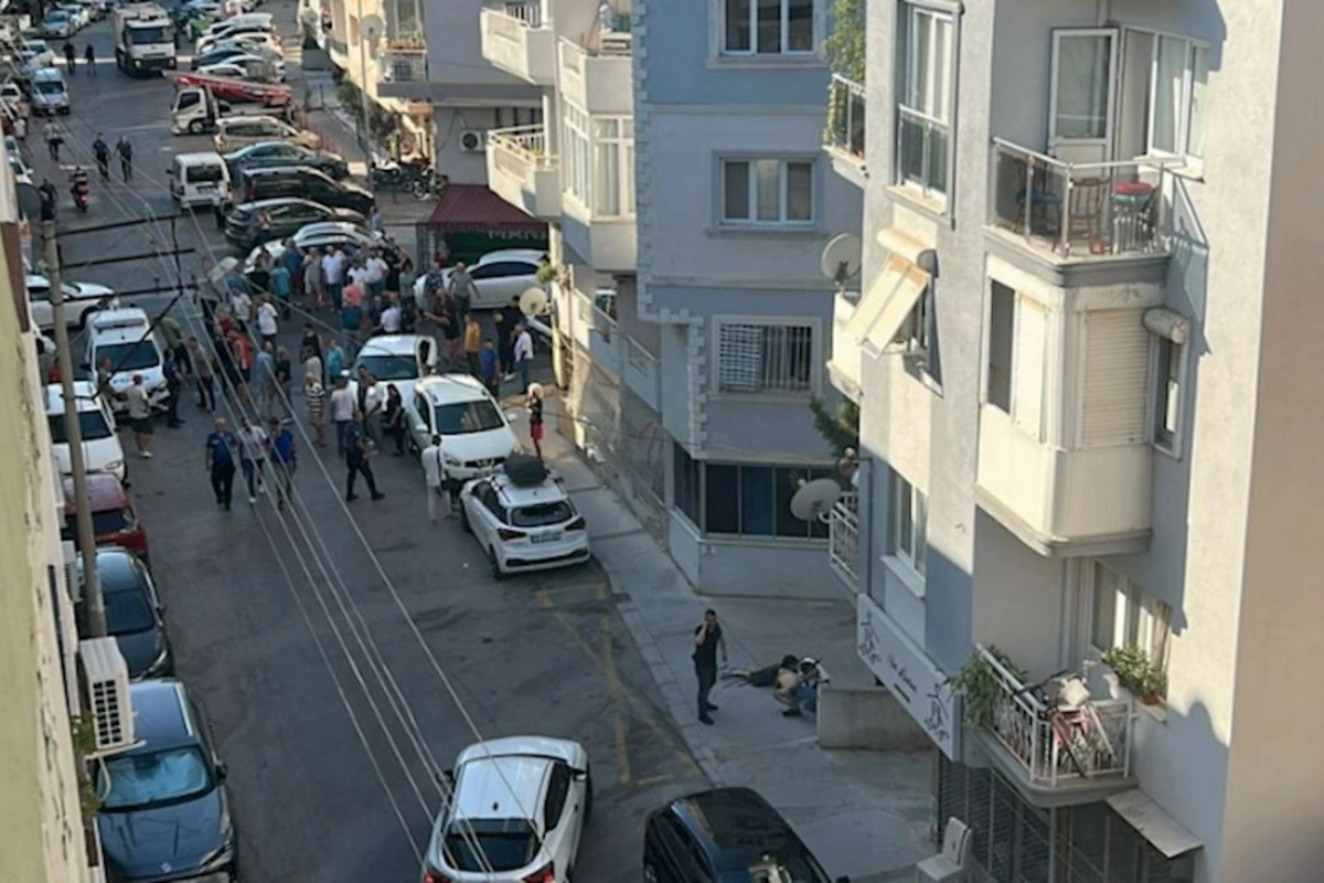 İzmirdə polis idarəsinə silahlı hücum edərək iki polisi qətlə yetirən şəxs ölüb — YENİLƏNİB