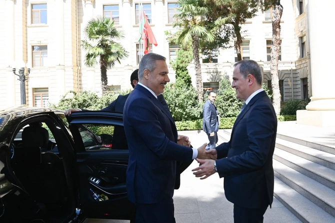 Ceyhun Bayramovun Hakan Fidanla təkbətək görüşü keçirilir — FOTOLAR (YENİLƏNİB)