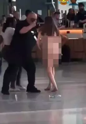 Çılpaq qadın hava limanında qələmlə insanlara hücum etdi — FOTOLAR