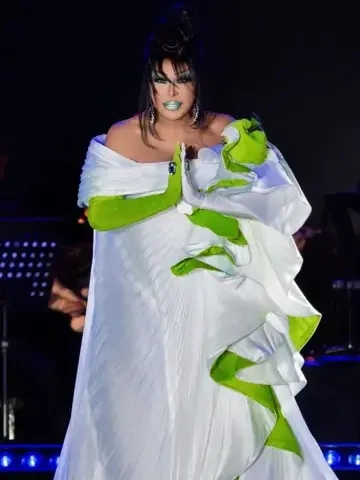 Bülent Ersoyun yeni səhnə obrazı gündəm oldu — Alma detallı kostyum diqqət çəkdi
