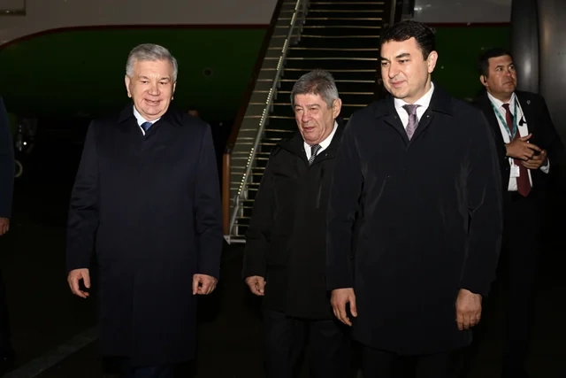 Şavkat Mirziyoyev Azərbaycana səfərə gəlib — FOTO