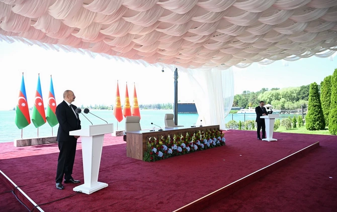 Azərbaycan və Qırğızıstan prezidentlərinin təltifolunma mərasimi keçirilib — FOTOLAR (YENİLƏNİB) Azərbaycan və Qırğızıstan prezidentlərinin təltifolunma mərasimi keçirilib — FOTOLAR (YENİLƏNİB)