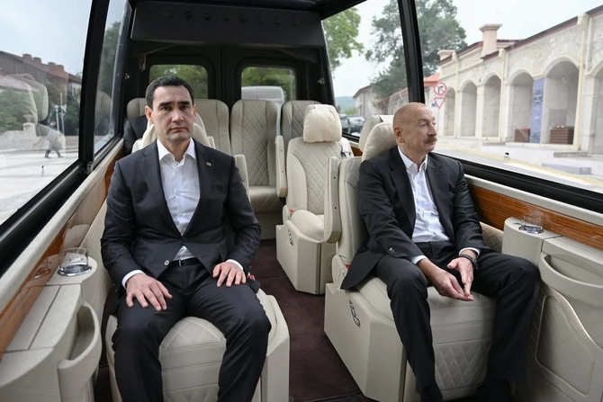 İlham Əliyev və Sərdar Berdiməhəmmədov Şuşada tanınmış şəxsiyyətlərin güllələnmiş büstlərinə baxıblar — FOTOLAR