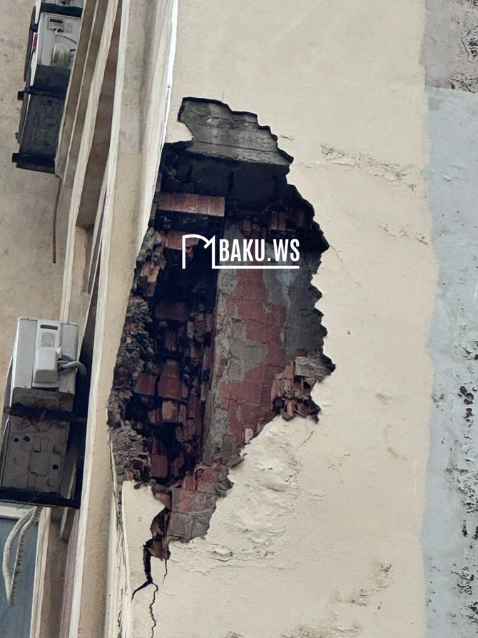 Binəqədidə bina fasadı uçdu: Sakinlər MTK-dan narazıdır — VİDEO/FOTOLAR