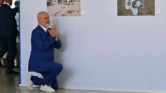 Bir daha onun qarşısında diz çökdü — FOTOLAR Bir daha onun qarşısında diz çökdü — FOTOLAR
