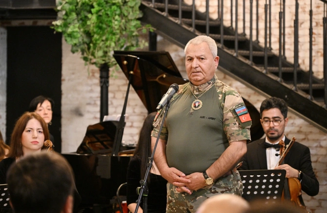 Bakı Kitab Mərkəzində Zəfər sevinci adlı musiqili-ədəbi gecə keçirilib — FOTOLAR Bakı Kitab Mərkəzində Zəfər sevinci adlı musiqili-ədəbi gecə keçirilib — FOTOLAR