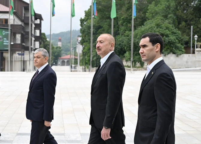 İlham Əliyev və Sərdar Berdiməhəmmədov Şuşada tanınmış şəxsiyyətlərin güllələnmiş büstlərinə baxıblar — FOTOLAR