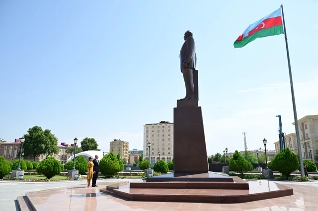 İlham Əliyev ümummilli liderin Naxçıvan şəhərinin mərkəzində ucaldılan abidəsini ziyarət edib — FOTOLAR