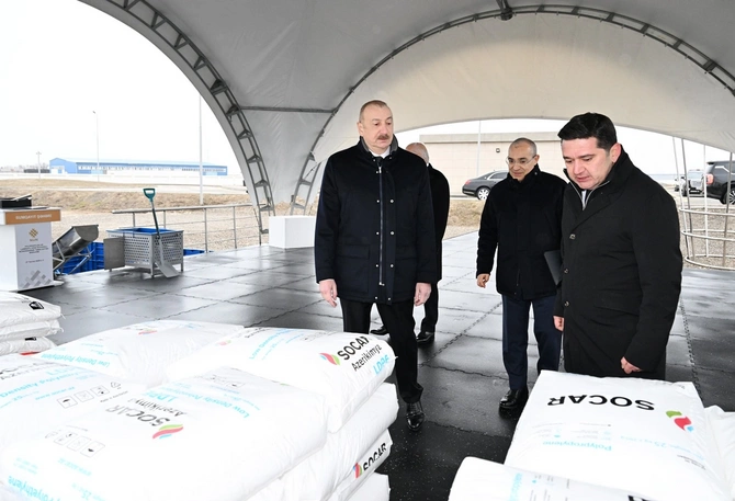 İlham Əliyev Sumqayıt Sənaye Parkında polipropilen və laminatlı kisə istehsalı müəssisəsinin təməlini qoyub — FOTOLAR