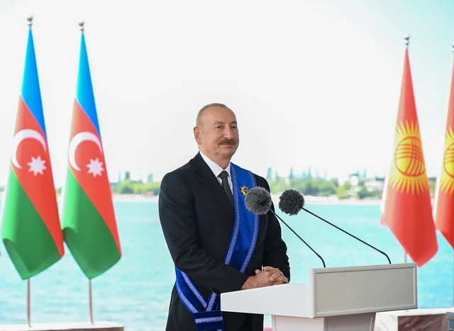 Azərbaycan və Qırğızıstan prezidentləri mətbuata bəyanatlarla çıxış ediblər — VİDEO/FOTOLAR (YENİLƏNİB) Azərbaycan və Qırğızıstan prezidentləri mətbuata bəyanatlarla çıxış ediblər — VİDEO/FOTOLAR (YENİLƏNİB)