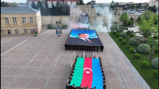 Polis Akademiyasının kursantlarından növbəti fləşmob — VİDEO (FOTOLAR) Polis Akademiyasının kursantlarından növbəti fləşmob — VİDEO (FOTOLAR)