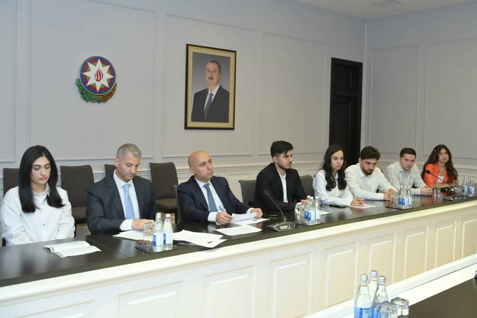 Emin Əmrullayev rəqəmsal texnologiyalar sahəsi üzrə Dövlət Proqramı məzunları ilə görüşüb — FOTOLAR