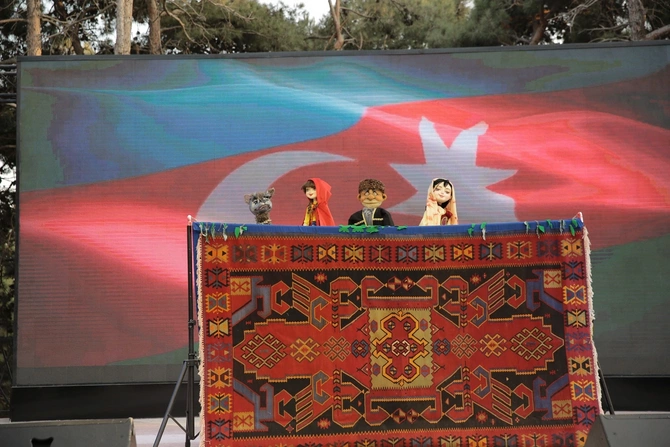 Heydər Əliyev adına istirahət parkının amfiteatr səhnəsində kukla tamaşası nümayiş olunub — FOTOLAR Heydər Əliyev adına istirahət parkının amfiteatr səhnəsində kukla tamaşası nümayiş olunub — FOTOLAR