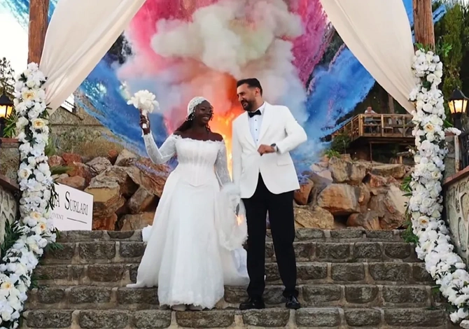 Zehra Özdemirin toyunda qızıl şousu: Yeriməyə çətinlik çəkdi — FOTOLAR