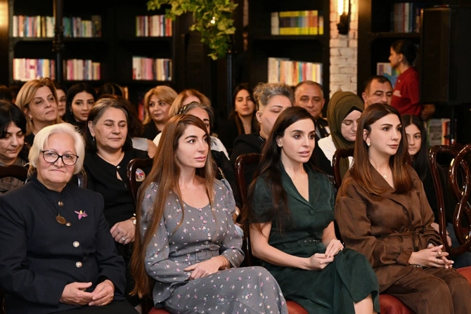 Bakı Kitab Mərkəzində Zəfər sevinci adlı musiqili-ədəbi gecə keçirilib — FOTOLAR Bakı Kitab Mərkəzində Zəfər sevinci adlı musiqili-ədəbi gecə keçirilib — FOTOLAR