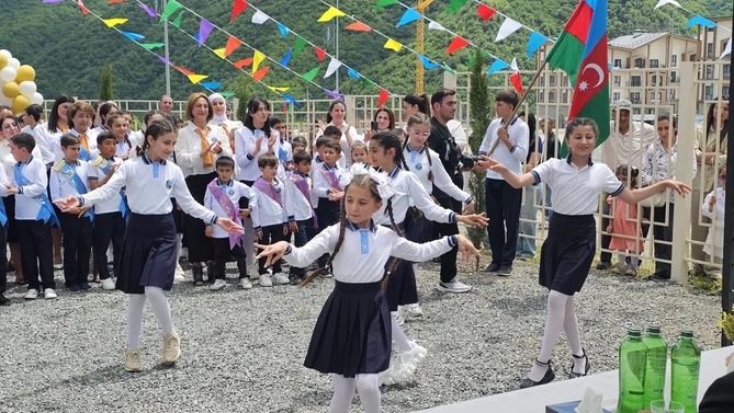 Elm və təhsil naziri Kəlbəcərdə tək məzunun Son zəngində iştirak edib — FOTOLAR