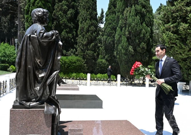 Türkmənistan Prezidenti Ümummilli Lider Heydər Əliyevin məzarını ziyarət edib — FOTOLAR Türkmənistan Prezidenti Ümummilli Lider Heydər Əliyevin məzarını ziyarət edib — FOTOLAR