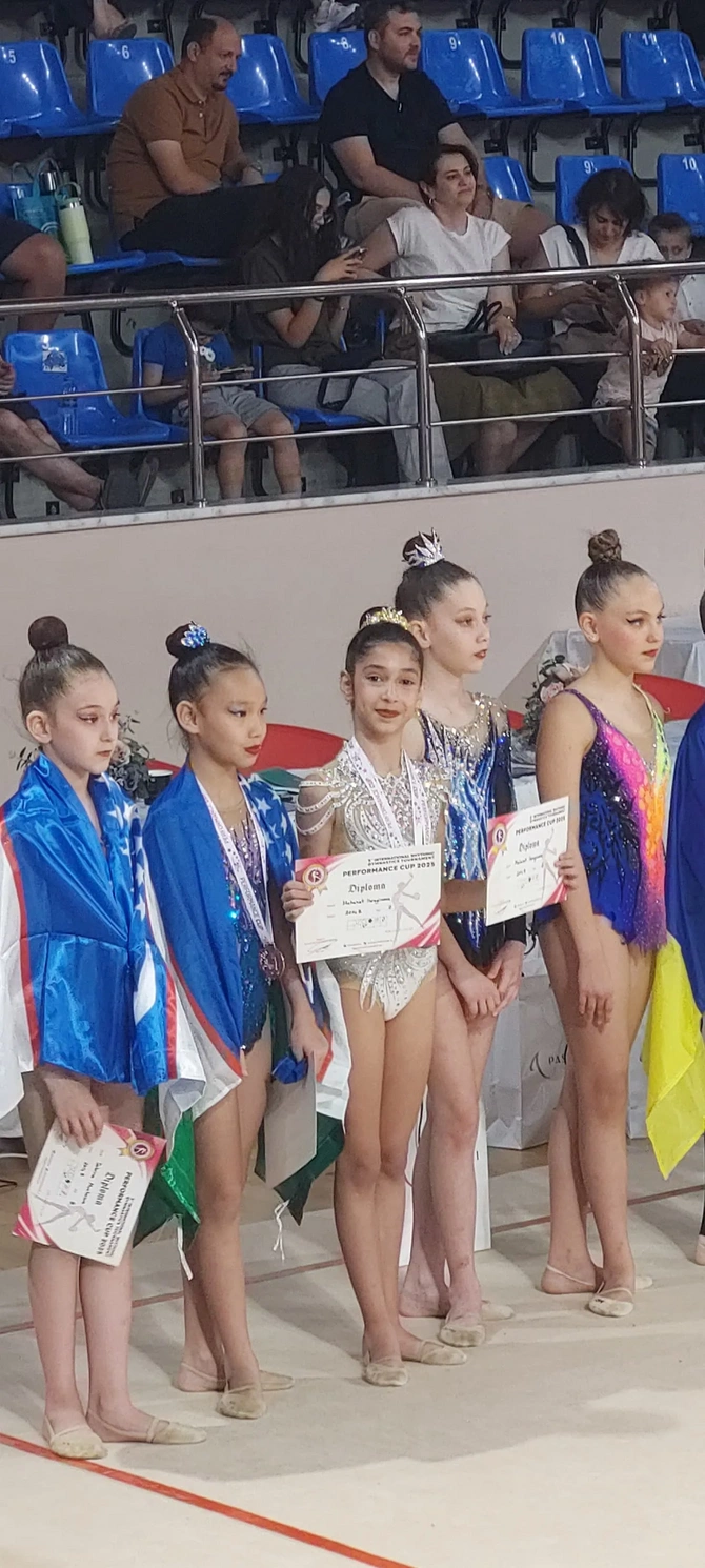 10 yaşlı gimnastın vətənpərvərlik nümayişi — FOTOLAR 10 yaşlı gimnastın vətənpərvərlik nümayişi — FOTOLAR
