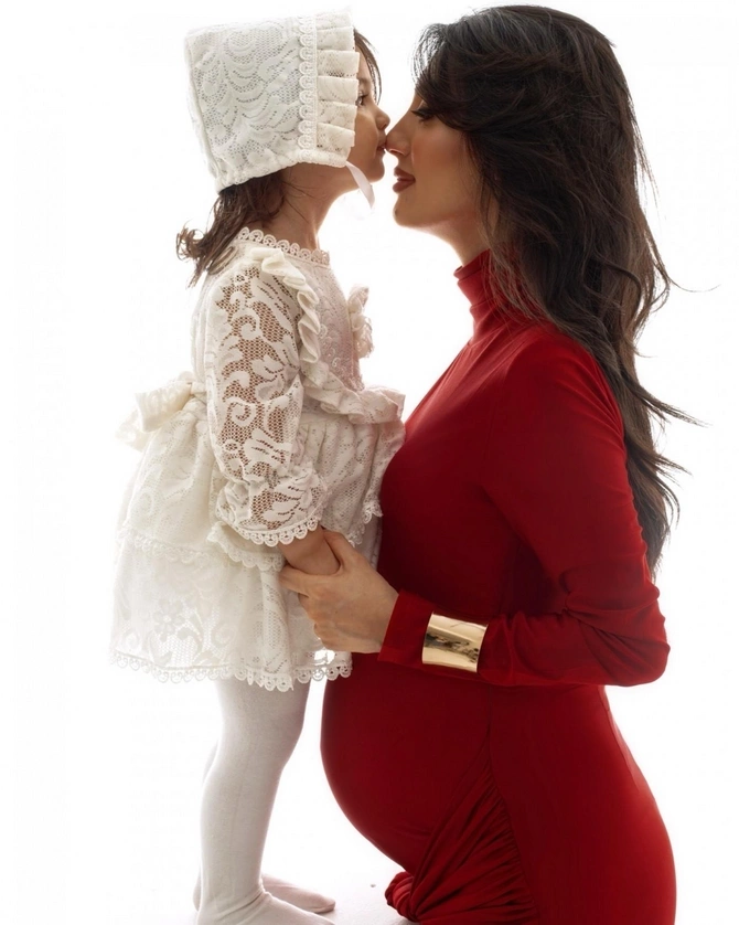 Azərbaycanlı futbolçu xanımı və qızı ilə fotosessiya etdirdi — FOTOLAR