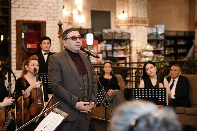 Bakı Kitab Mərkəzində Zəfər sevinci adlı musiqili-ədəbi gecə keçirilib — FOTOLAR Bakı Kitab Mərkəzində Zəfər sevinci adlı musiqili-ədəbi gecə keçirilib — FOTOLAR
