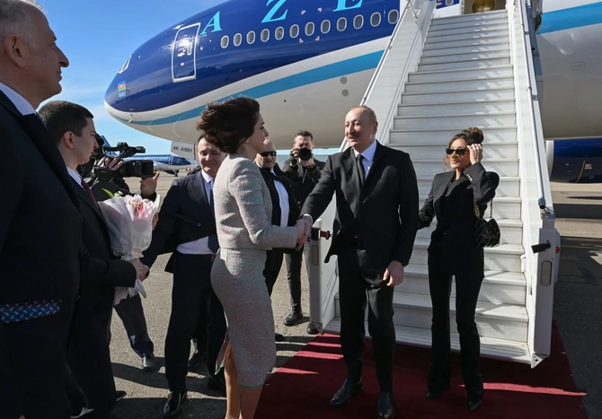 Prezidentlə xanımı Gürcüstandadır — FOTOLAR