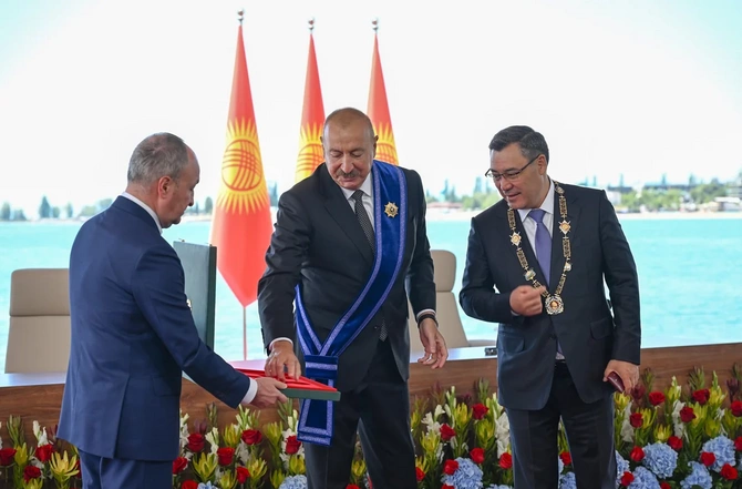 Azərbaycan və Qırğızıstan prezidentlərinin təltifolunma mərasimi keçirilib — FOTOLAR (YENİLƏNİB) Azərbaycan və Qırğızıstan prezidentlərinin təltifolunma mərasimi keçirilib — FOTOLAR (YENİLƏNİB)