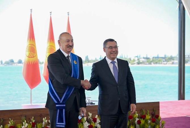 Azərbaycan və Qırğızıstan prezidentlərinin təltifolunma mərasimi keçirilib — FOTOLAR (YENİLƏNİB) Azərbaycan və Qırğızıstan prezidentlərinin təltifolunma mərasimi keçirilib — FOTOLAR (YENİLƏNİB)