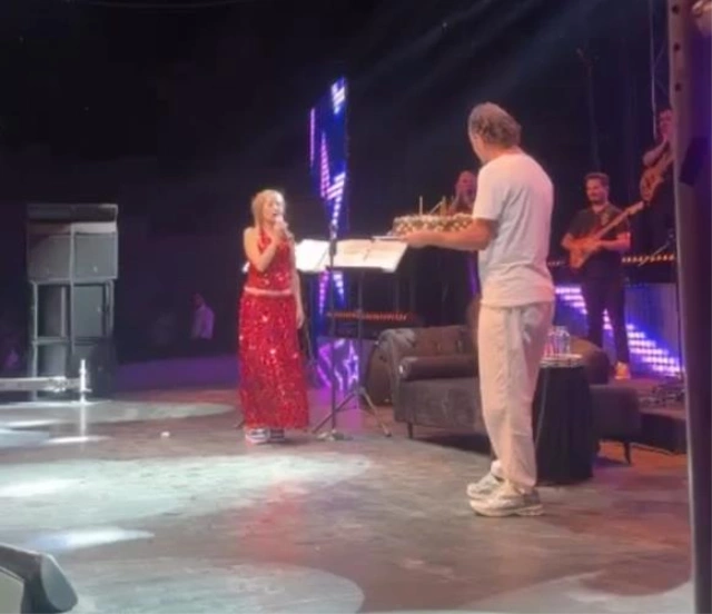 Yıldız Tilbedən səhnədə diqqətçəkən açıqlama: “Bitmiş bir ömrün nəyini qeyd edəcəyəm?”