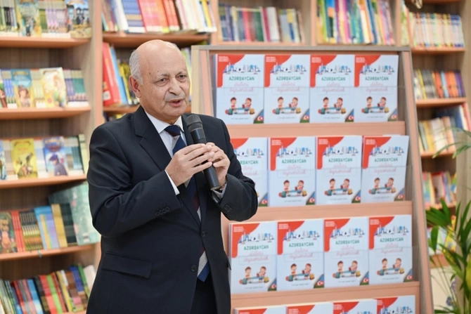Azərbaycan dilini öyrənirik kitabının təqdimat mərasimi olub — FOTOLAR Azərbaycan dilini öyrənirik kitabının təqdimat mərasimi olub — FOTOLAR