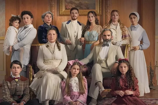 Qaynata ilə gəlin öpüşdü, qalmaqal yarandı — FOTO