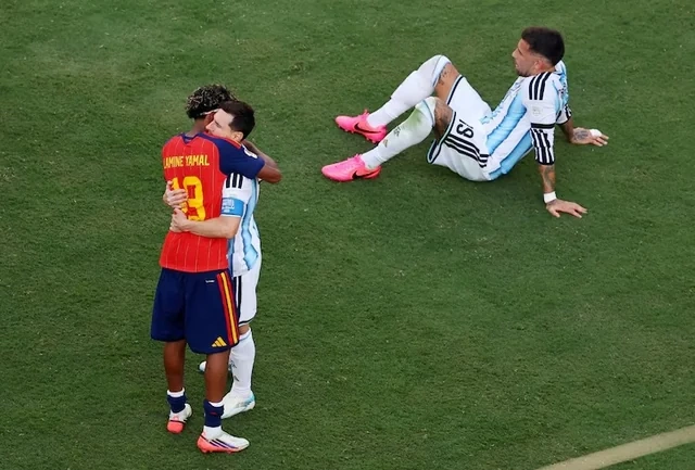 Finaldan sonra diqqətçəkən an: Messi Lamin Yamala sarıldı — FOTOLAR