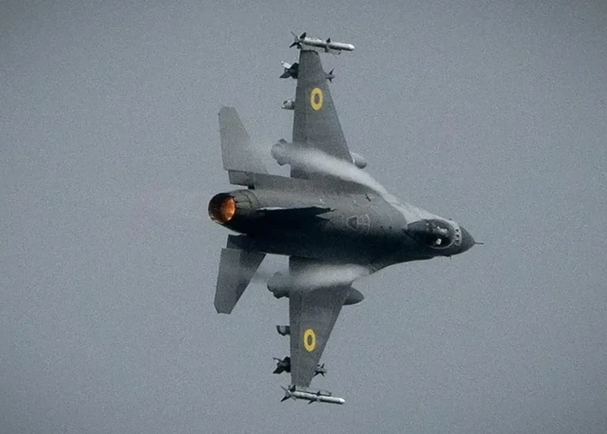 Süni intellekt ilk dəfə F-16 qırıcısını idarə etdi — FOTOLAR