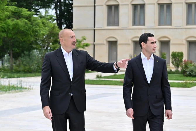İlham Əliyev və Sərdar Berdiməhəmmədov Şuşada tanınmış şəxsiyyətlərin güllələnmiş büstlərinə baxıblar — FOTOLAR