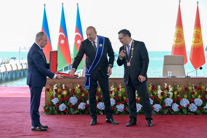 Azərbaycan və Qırğızıstan prezidentlərinin təltifolunma mərasimi keçirilib — FOTOLAR (YENİLƏNİB) Azərbaycan və Qırğızıstan prezidentlərinin təltifolunma mərasimi keçirilib — FOTOLAR (YENİLƏNİB)