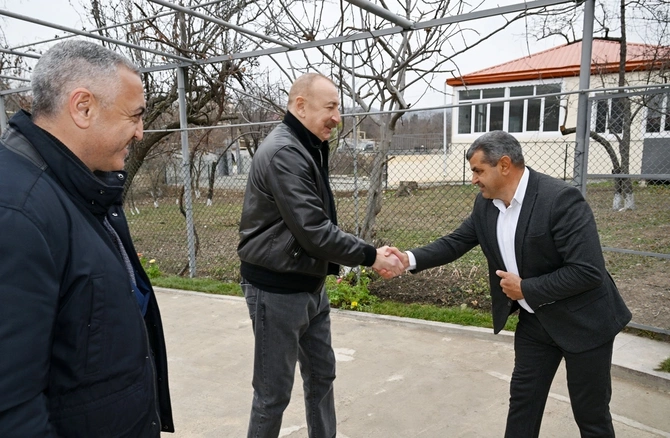İlham Əliyev Ağdərə rayonunun Aşağı Oratağ kəndində görülmüş işlərlə tanış olub — FOTOLAR (YENİLƏNİB) İlham Əliyev Ağdərə rayonunun Aşağı Oratağ kəndində görülmüş işlərlə tanış olub — FOTOLAR (YENİLƏNİB)