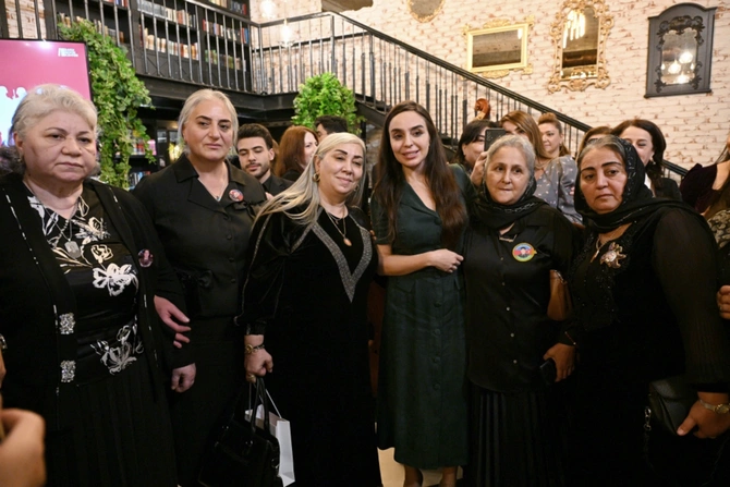 Bakı Kitab Mərkəzində Zəfər sevinci adlı musiqili-ədəbi gecə keçirilib — FOTOLAR Bakı Kitab Mərkəzində Zəfər sevinci adlı musiqili-ədəbi gecə keçirilib — FOTOLAR