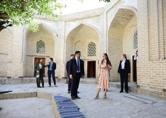 Leyla Əliyeva ilk Buxara Biennalesinin əsərləri ilə tanış olub — FOTOLAR