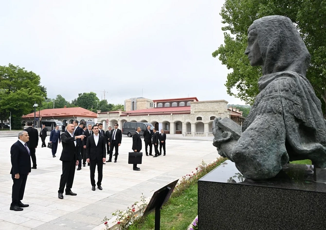 İlham Əliyev və Sərdar Berdiməhəmmədov Şuşada tanınmış şəxsiyyətlərin güllələnmiş büstlərinə baxıblar — FOTOLAR