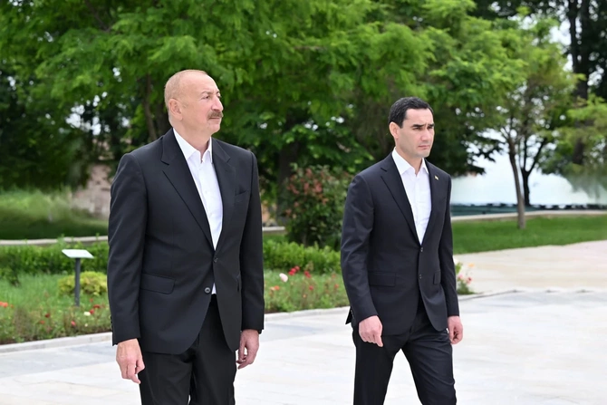 İlham Əliyev və Sərdar Berdiməhəmmədov Şuşada tanınmış şəxsiyyətlərin güllələnmiş büstlərinə baxıblar — FOTOLAR