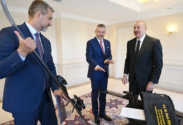 Prezidentlər bir-birinə bunları hədiyyə etdi — VİDEO/FOTO Prezidentlər bir-birinə bunları hədiyyə etdi — VİDEO/FOTO