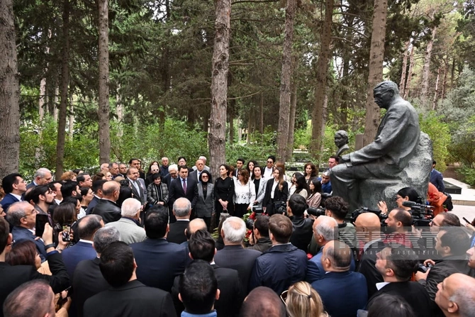 Üzeyir Hacıbəyli XVII Beynəlxalq Musiqi Festivalı təntənə ilə başlandı — YENİLƏNİB (FOTOLAR)