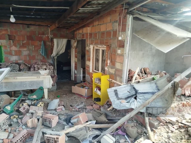 Bərdədə avtomobil yaşayış evinə çırpıldı: Xəsarət alanlar var — FOTO